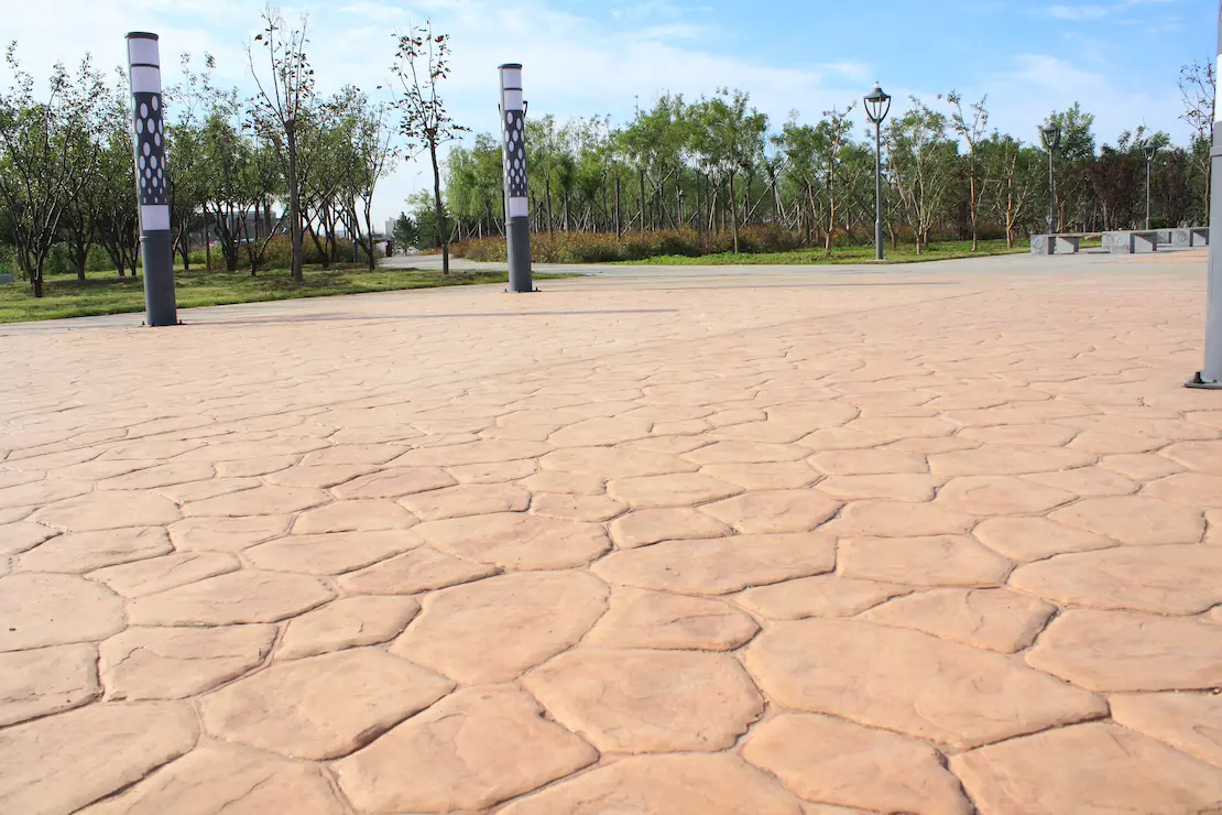 Zona de relajación de una universidad con pavimento de hormigón impreso. Zona de relajación de una universidad con pavimento de hormigón impreso.