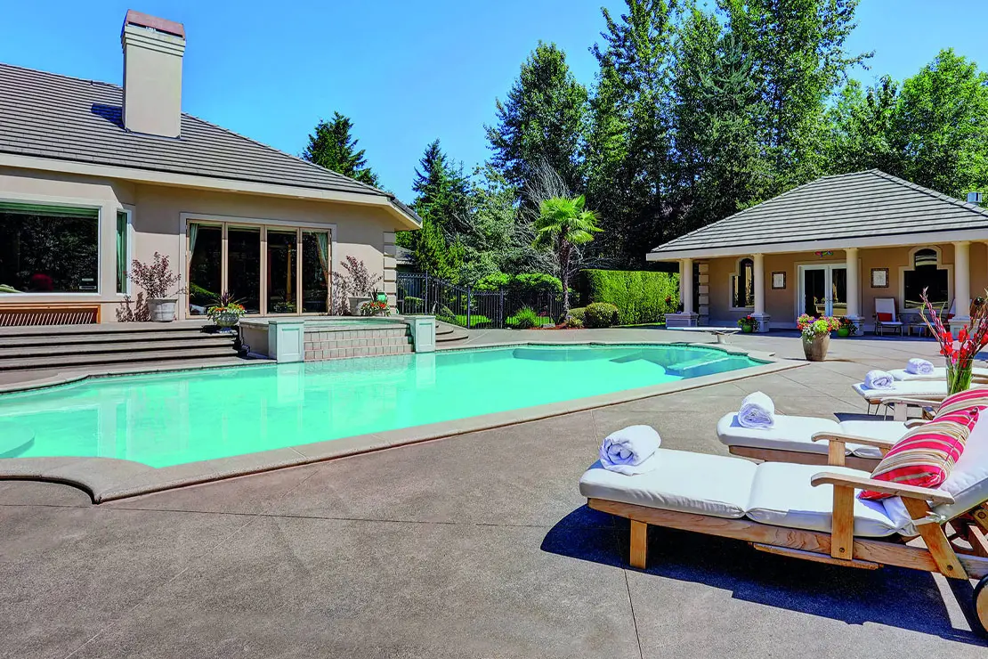 Casa con impresionante piscina pavimentada con hormigón impreso Casa con impresionante piscina pavimentada con hormigón impreso